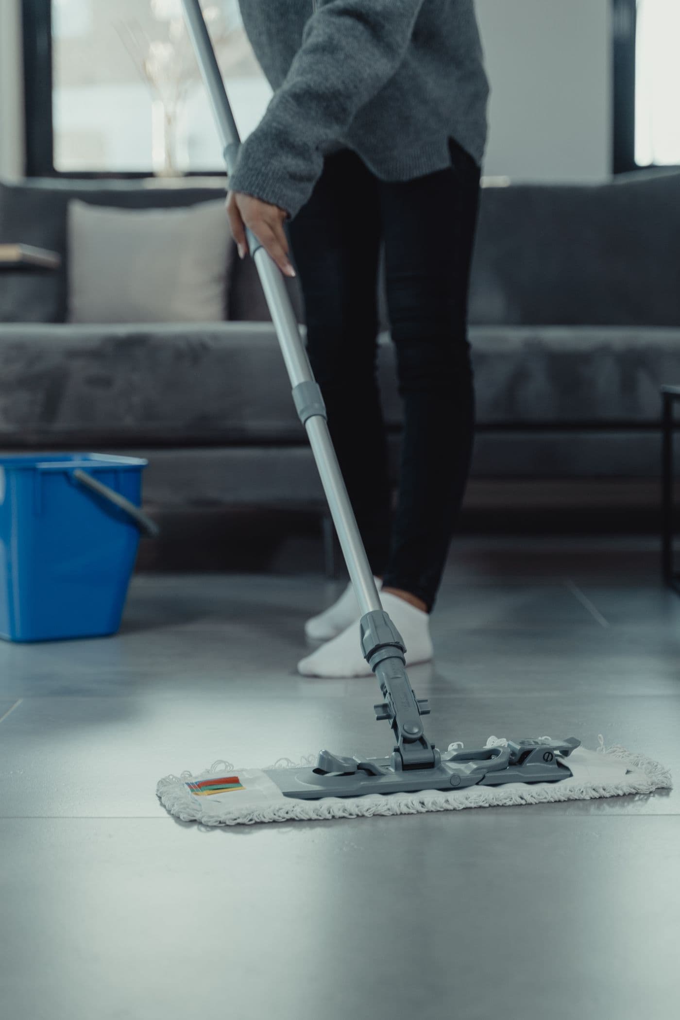 Lavage d'un sol carrelé dans un séjour