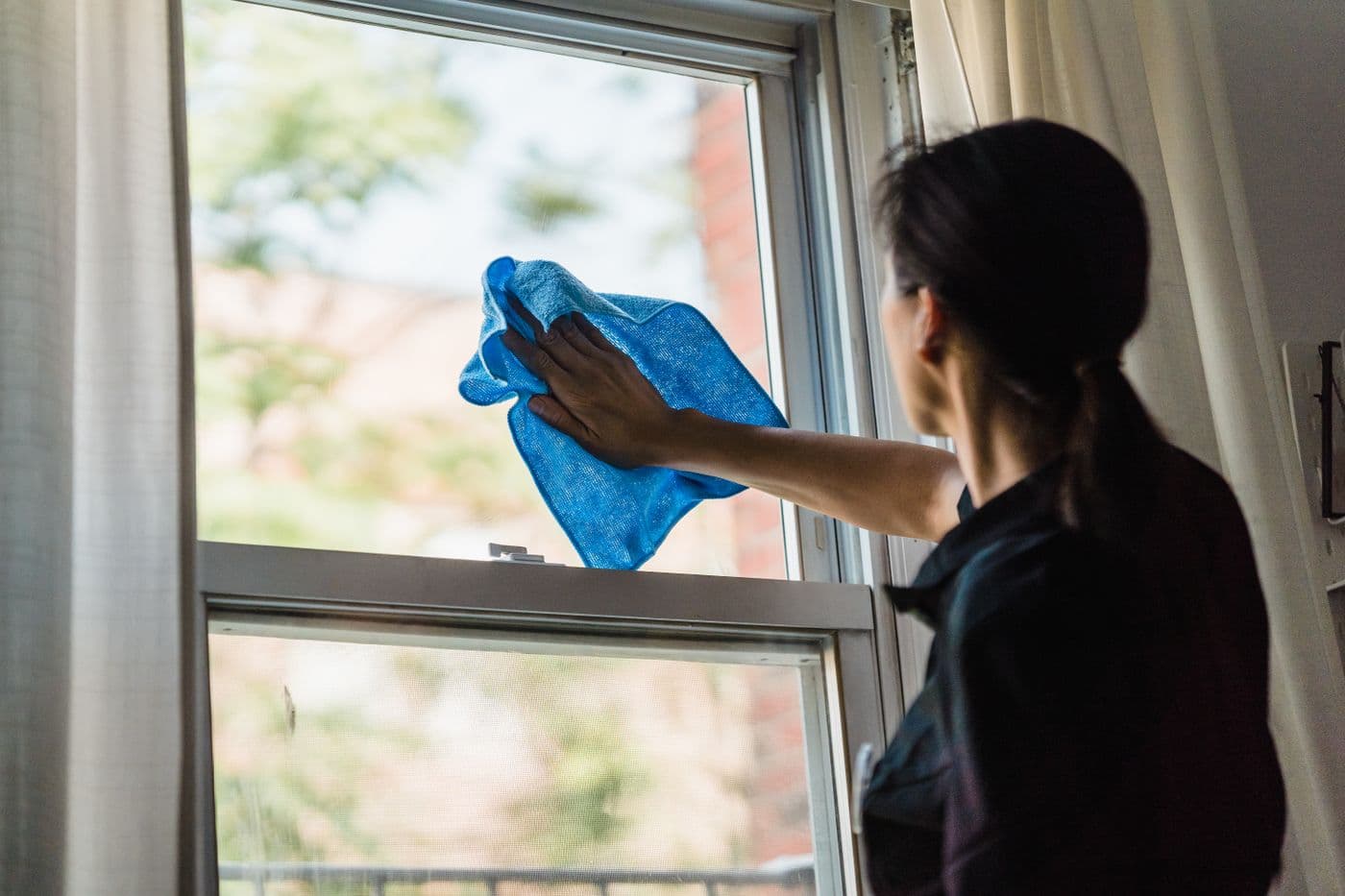Nettoyage d'une vitre à la microfibre